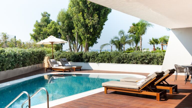 Instagram post from roundpixel.eu. This post is in position 2.