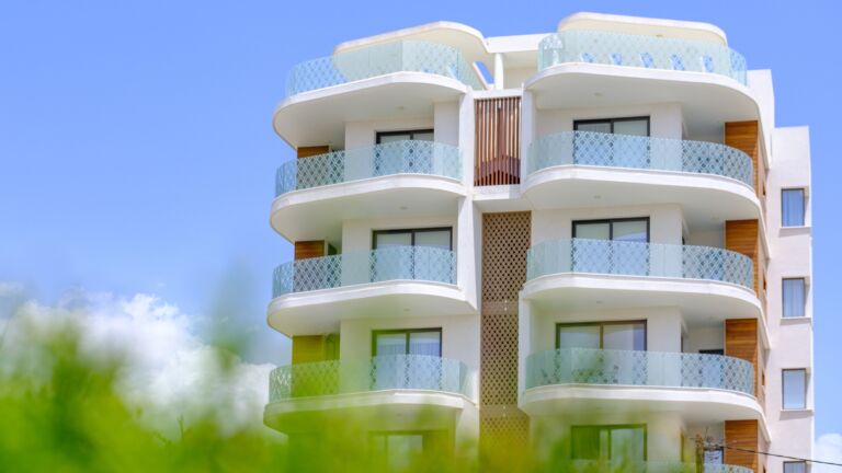 Instagram post from roundpixel.eu. This post is in position 15.