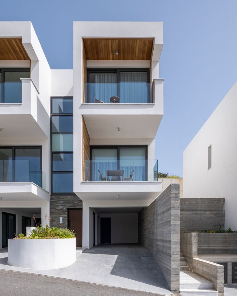 Instagram post from roundpixel.eu. This post is in position 19.