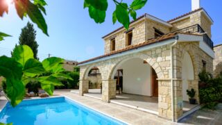 Instagram post from roundpixel.eu. This post is in position 11.